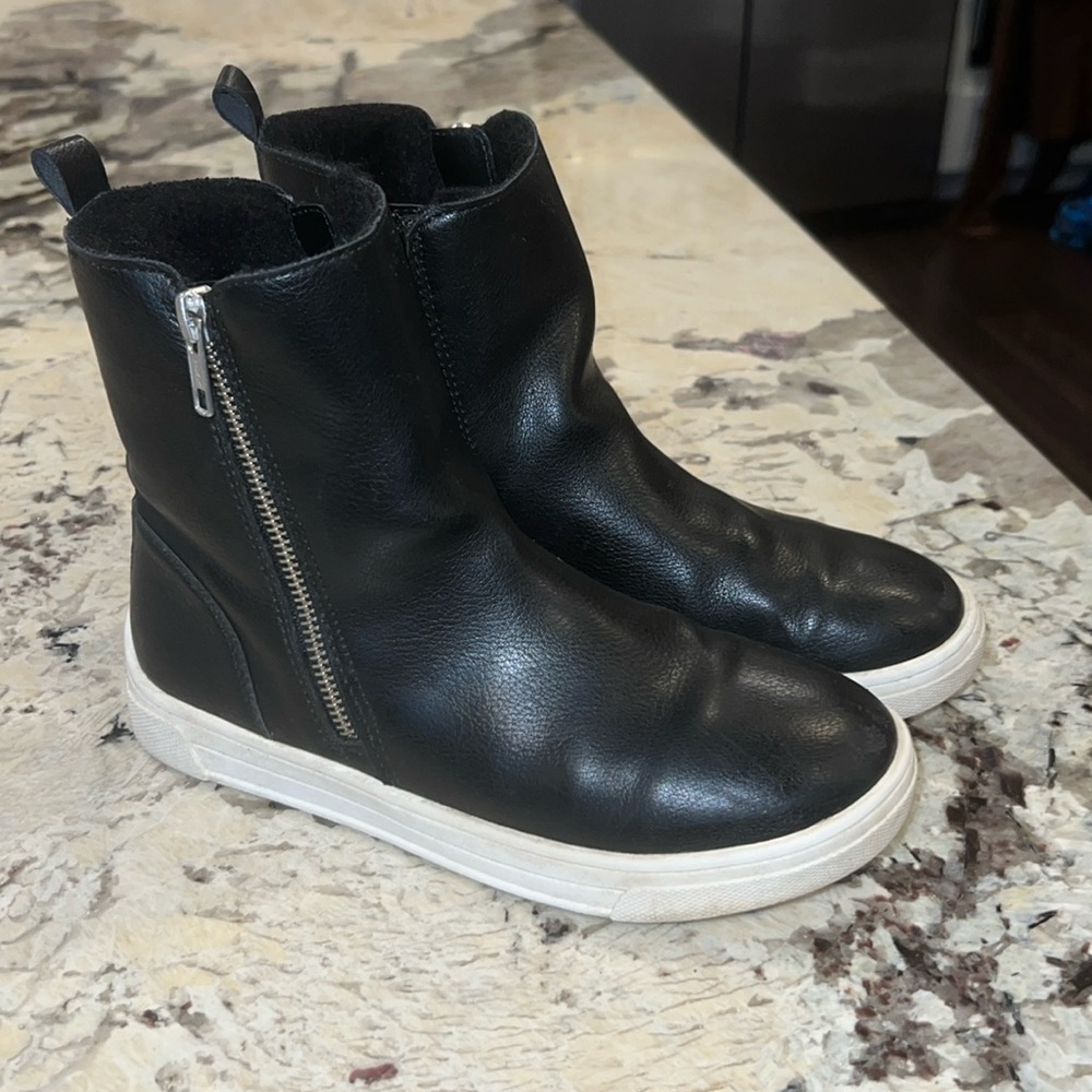 Cat & Jack Nikita Big Girls Faux Leather & Sherpa Double Zip Sneaker Booties 3